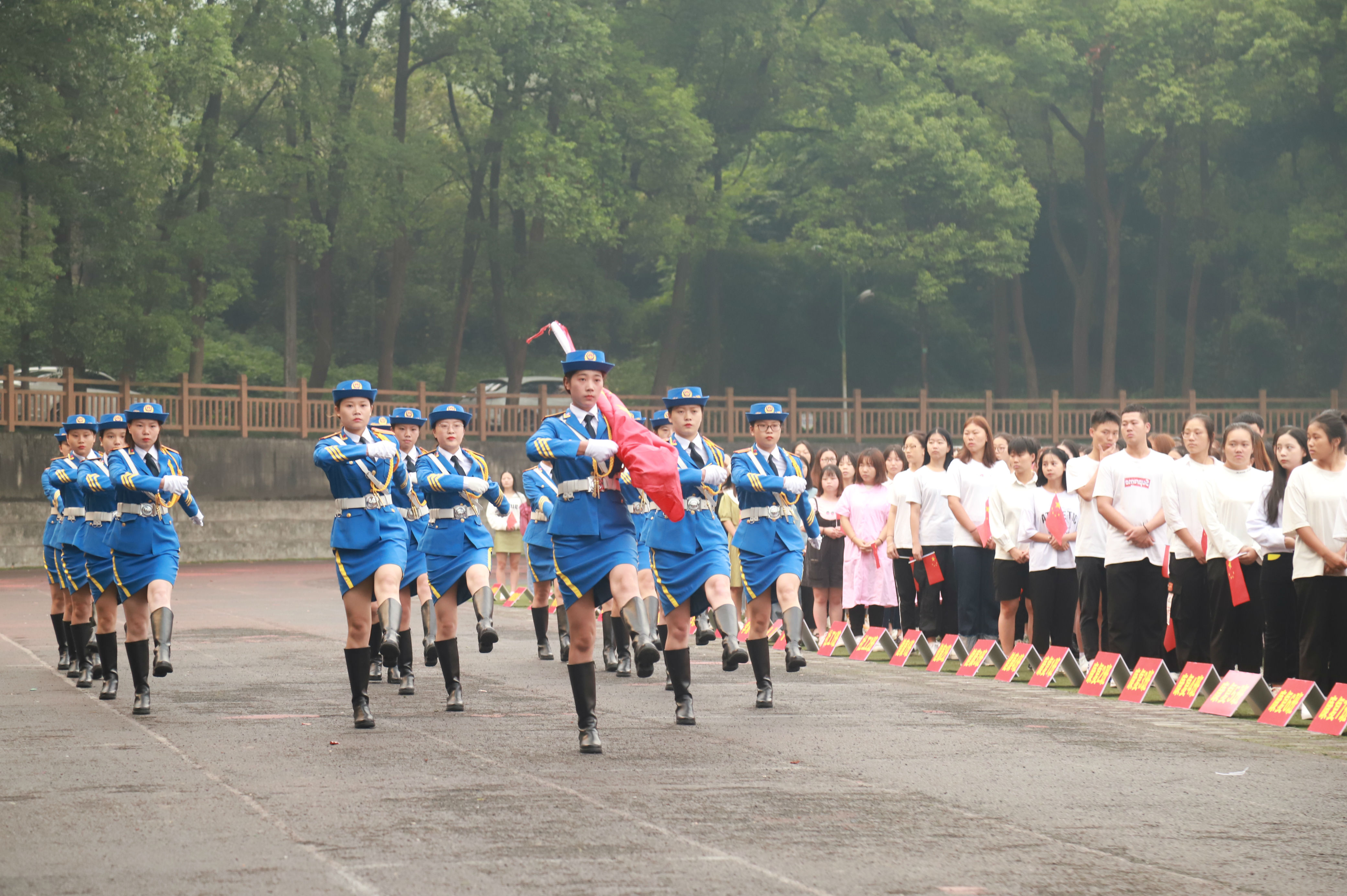 7.女子国旗班成员护送国旗.JPG