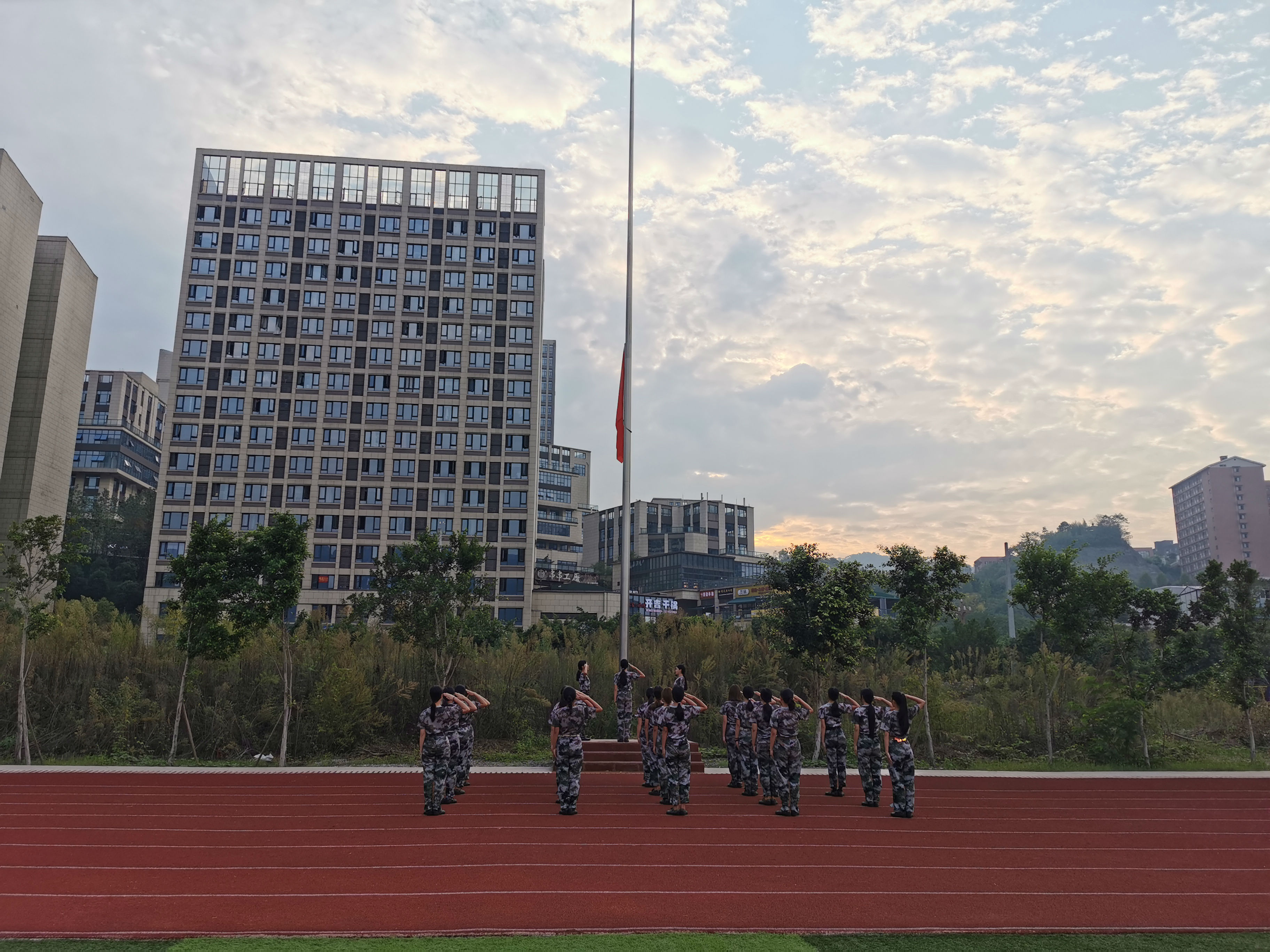 9.巴南校区升国旗仪式.png