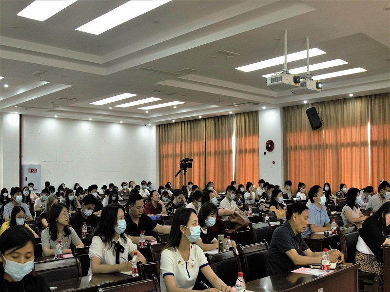 1624261832209849.jpg 师生们聚精会神的听报告.jpg